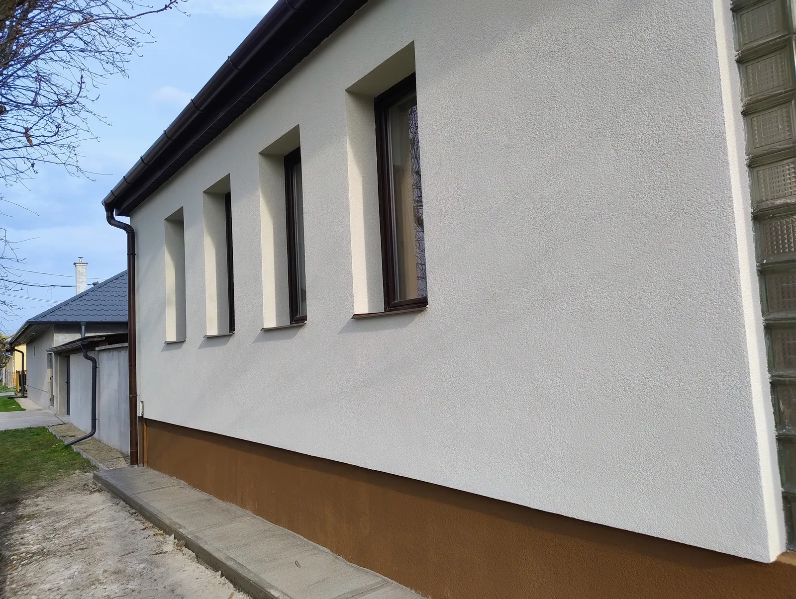 Elkészült fehér szigetelt homlokzat