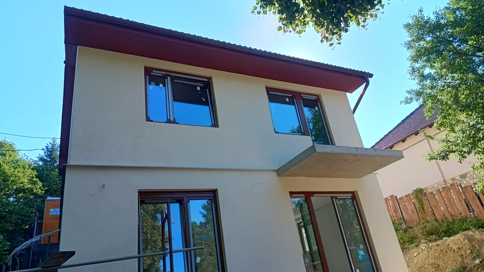 Felújított emeletes ház hőszigetelt homlokzata